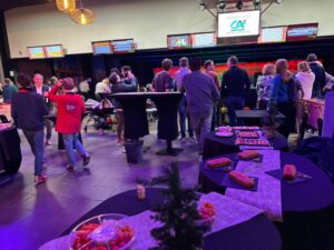 Groupe de personnes dans une salle de bowling festive.