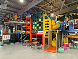 Aire de jeux colorée intérieure pour enfants.